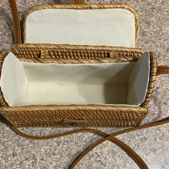 Elegant Tan Woven Crossbody Bag - Picture 4 of 5